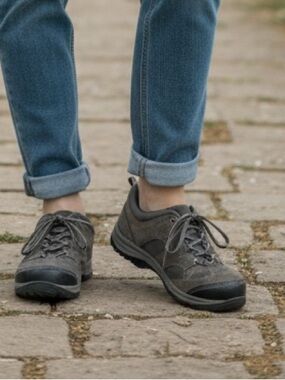 Bass women’s hiking shoes size 8